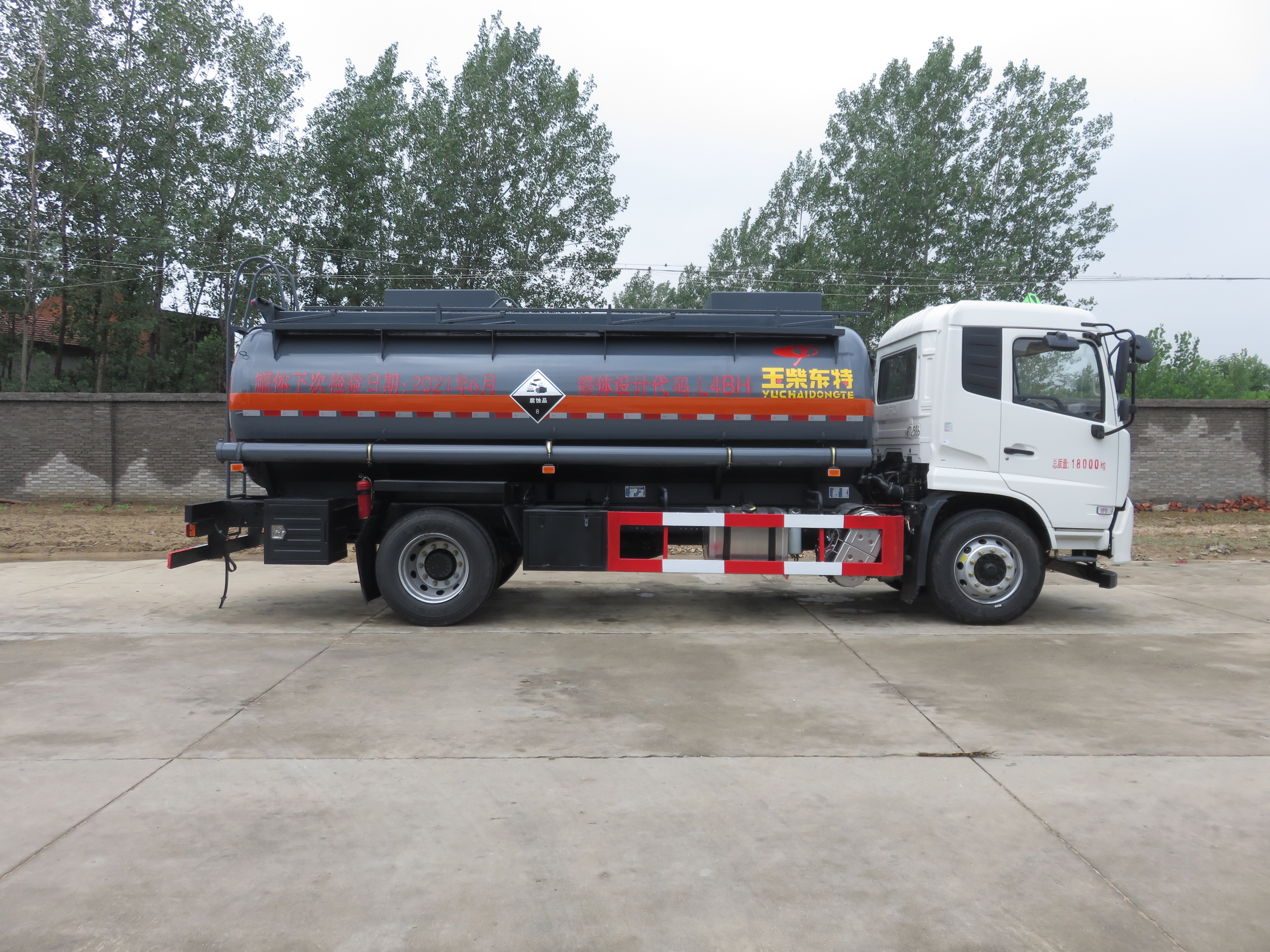 特運牌DTA5180GFWD6型腐蝕性物品罐式運輸車(chē)