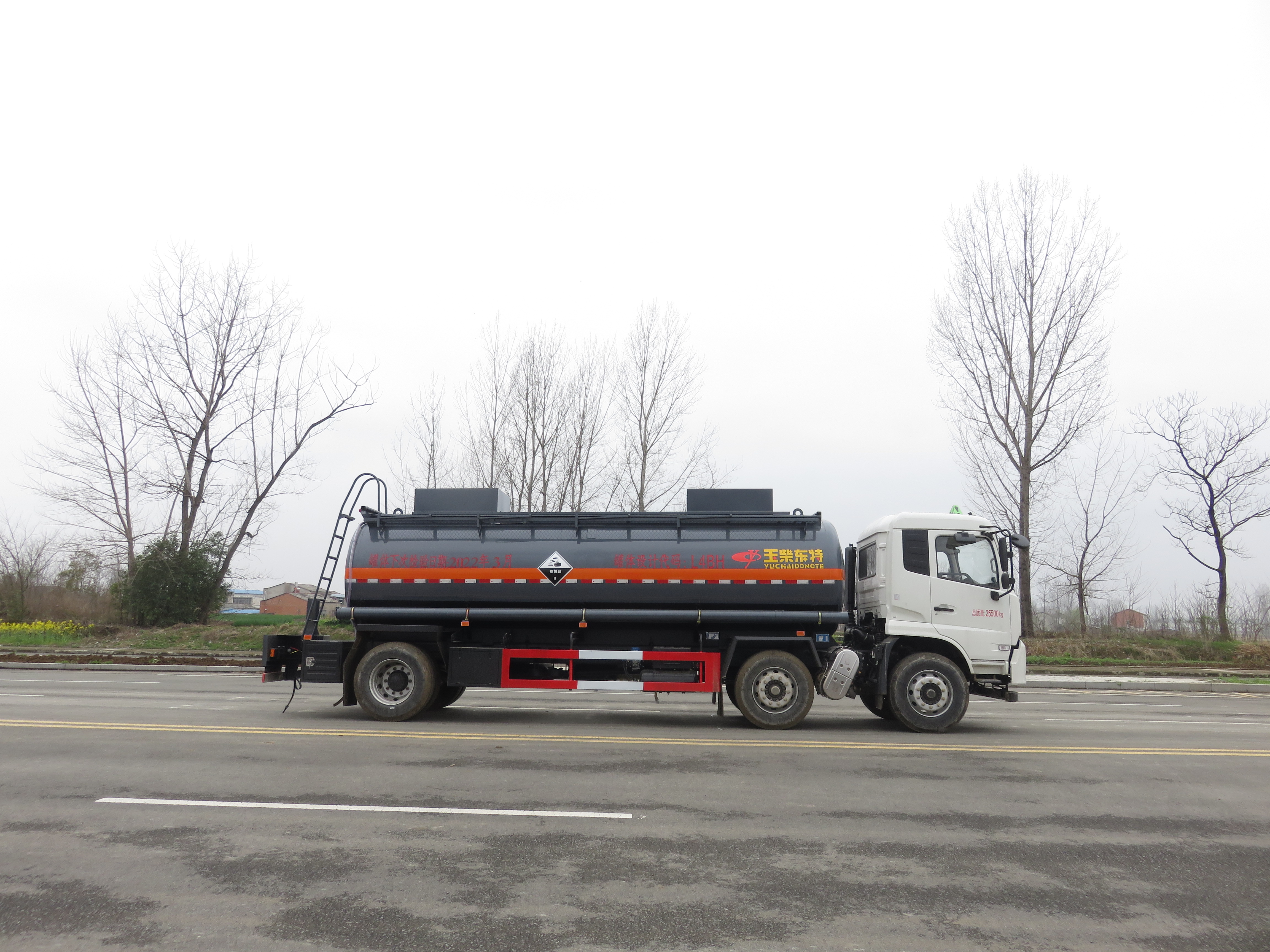 特運牌DTA5260GFWD6型腐蝕性物品罐式運輸車(chē)
