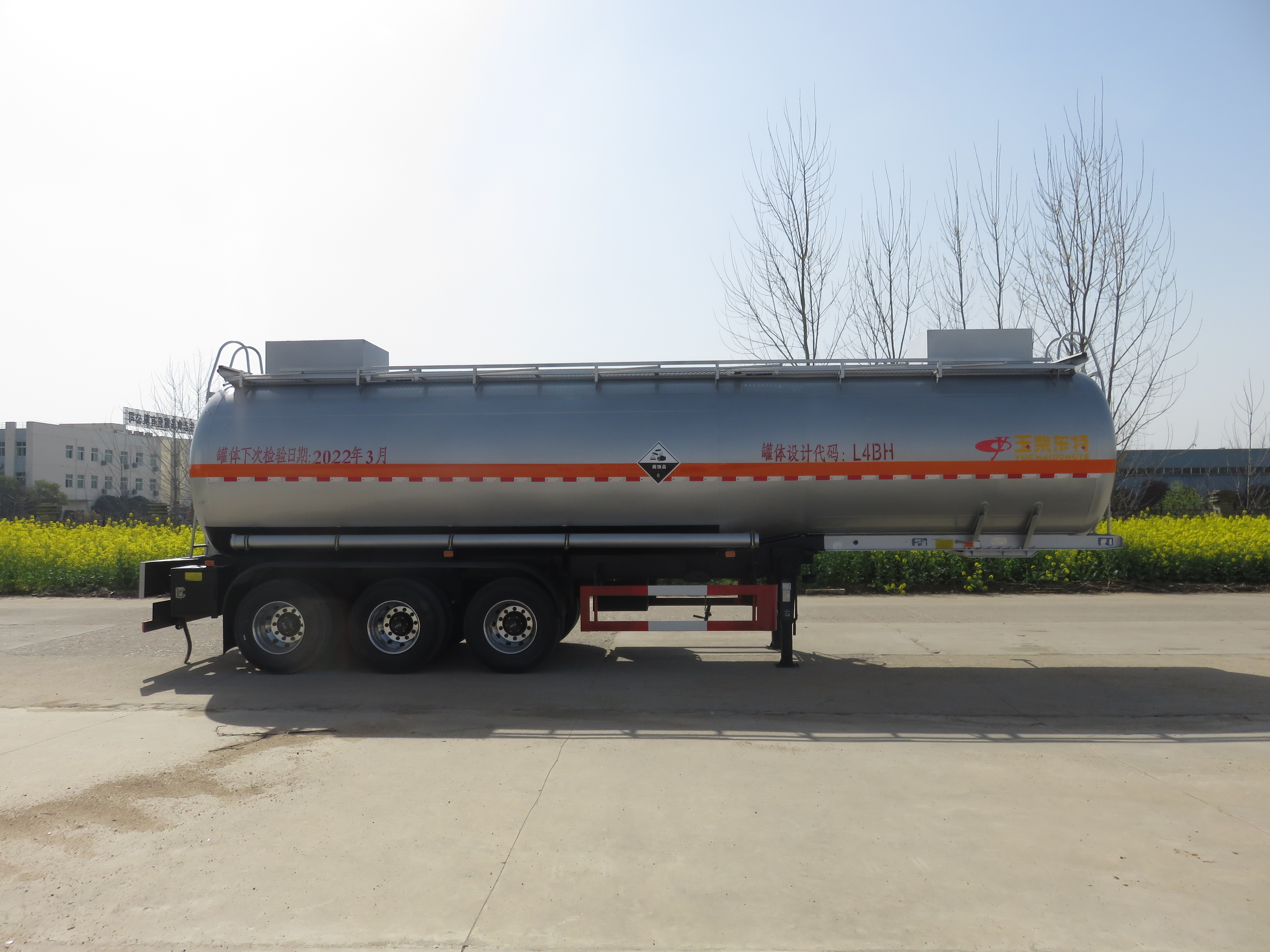 特運牌DTA9407GFW型腐蝕性物品罐式運輸半掛車(chē)