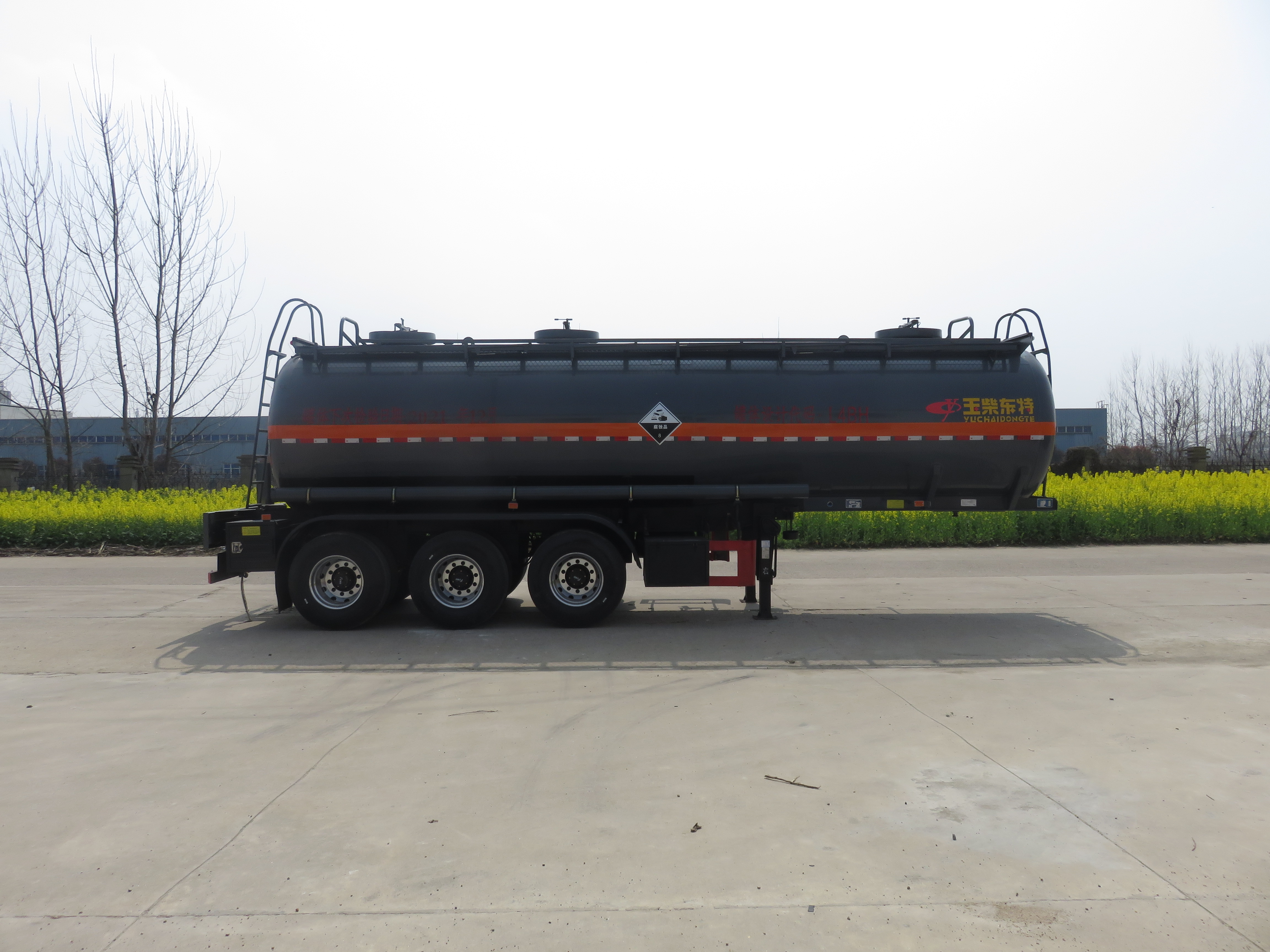 特運牌DTA9408GFWC型腐蝕性物品罐式運輸半掛車(chē)