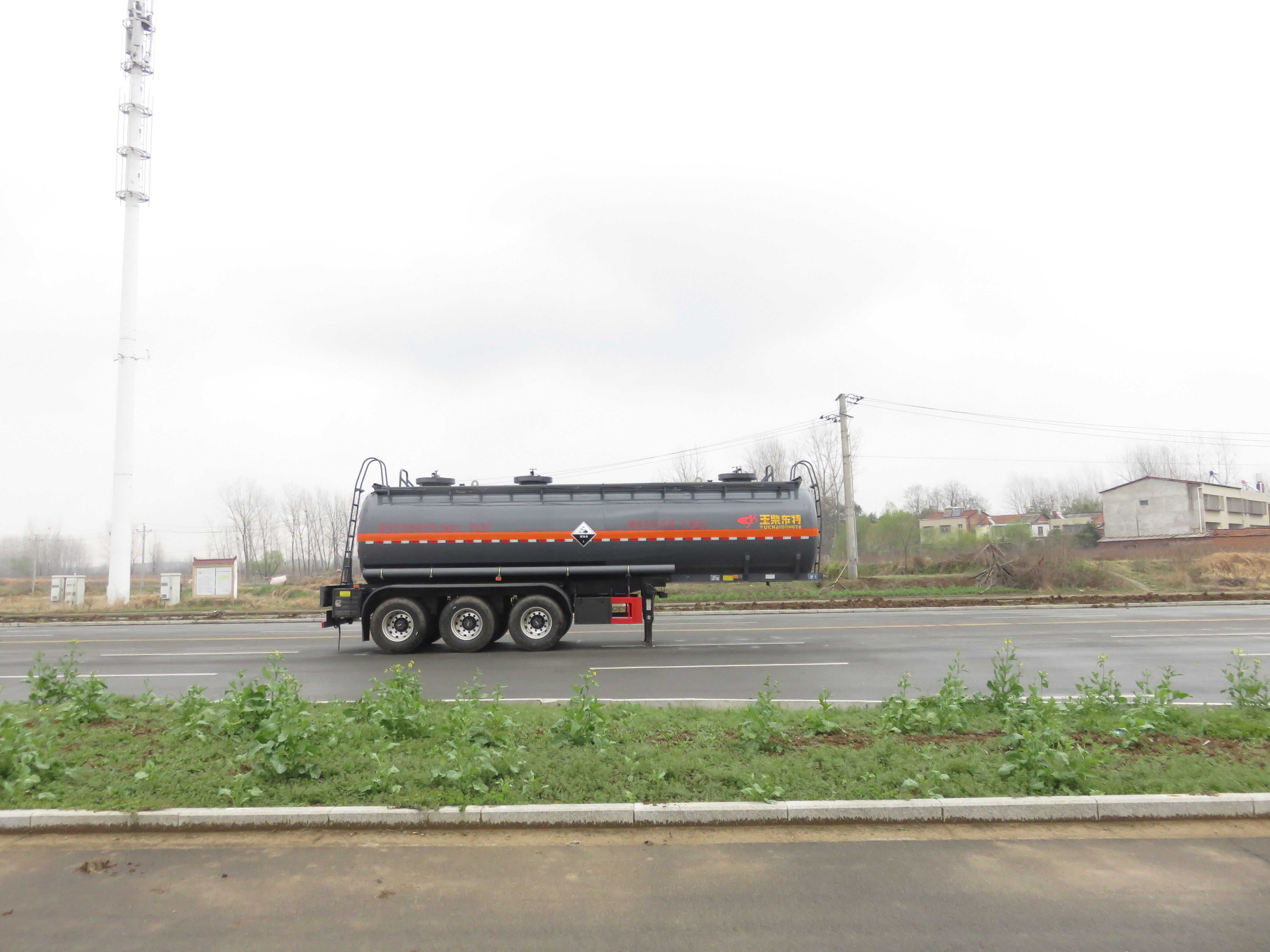 特運牌DTA9408GFWD型腐蝕性物品罐式運輸半掛車(chē)