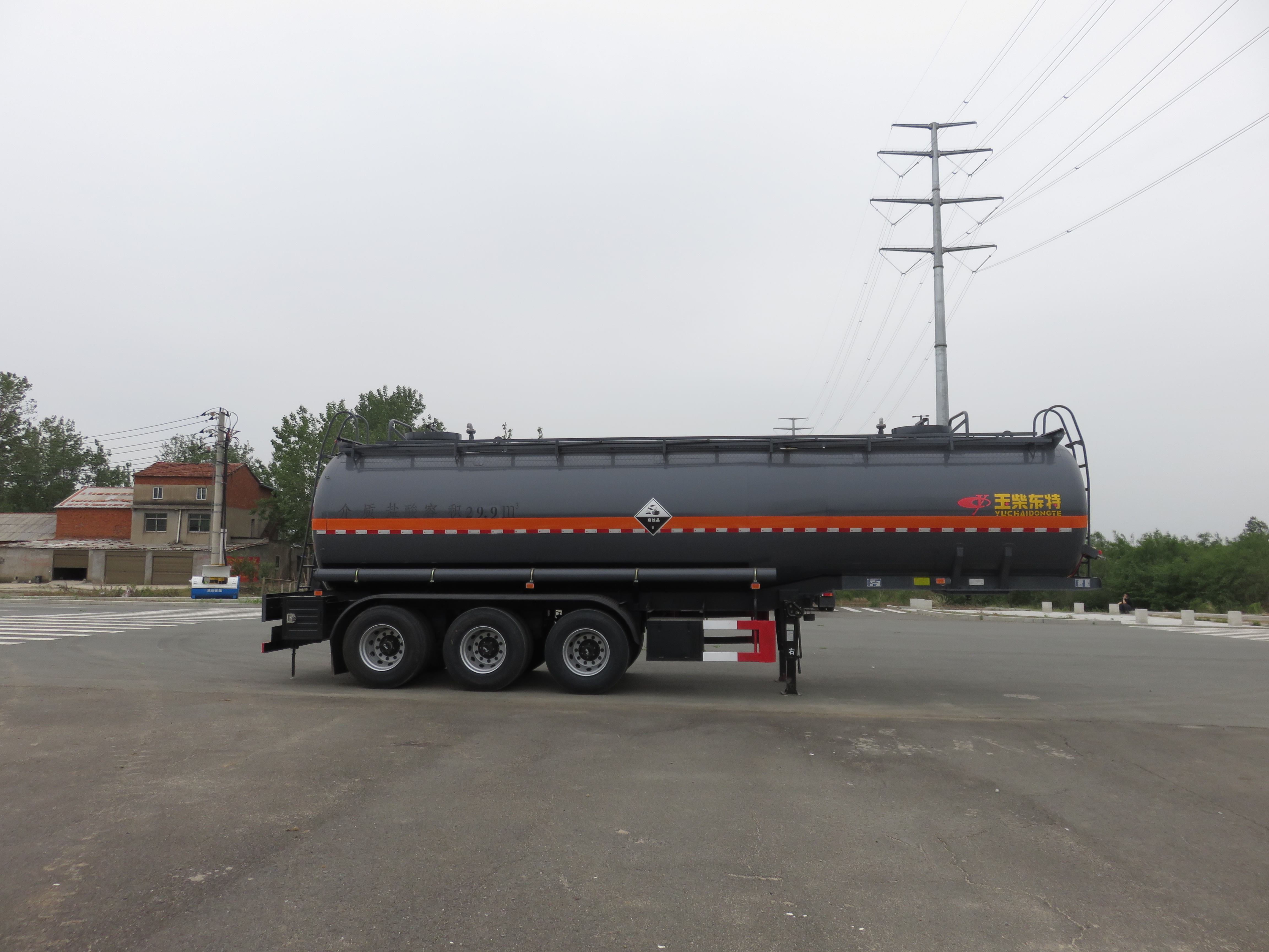 特運牌DTA9402GFWA型腐蝕性物品罐式運輸半掛車(chē)