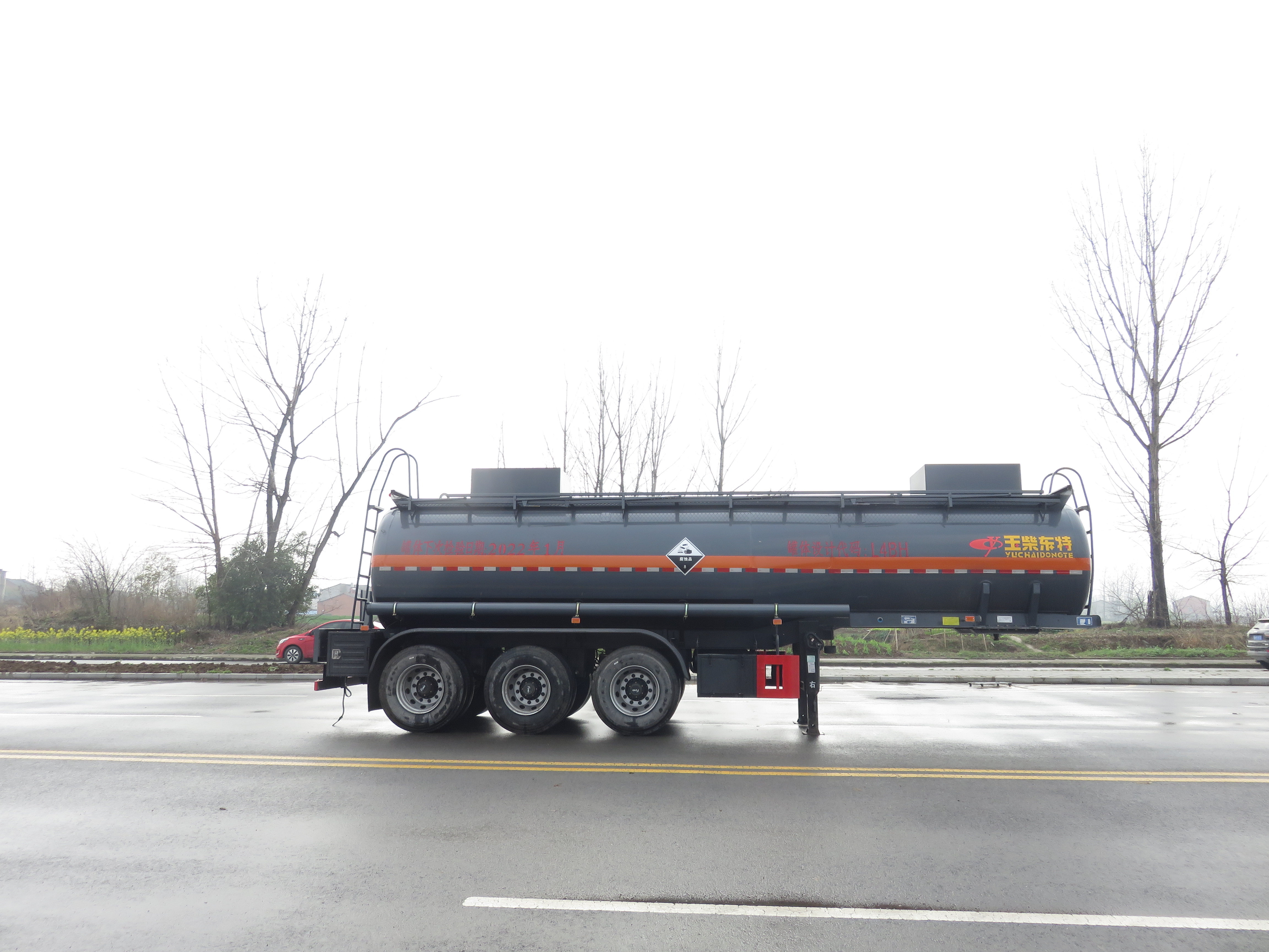 特運牌DTA9408GFW型腐蝕性物品罐式運輸半掛車(chē)