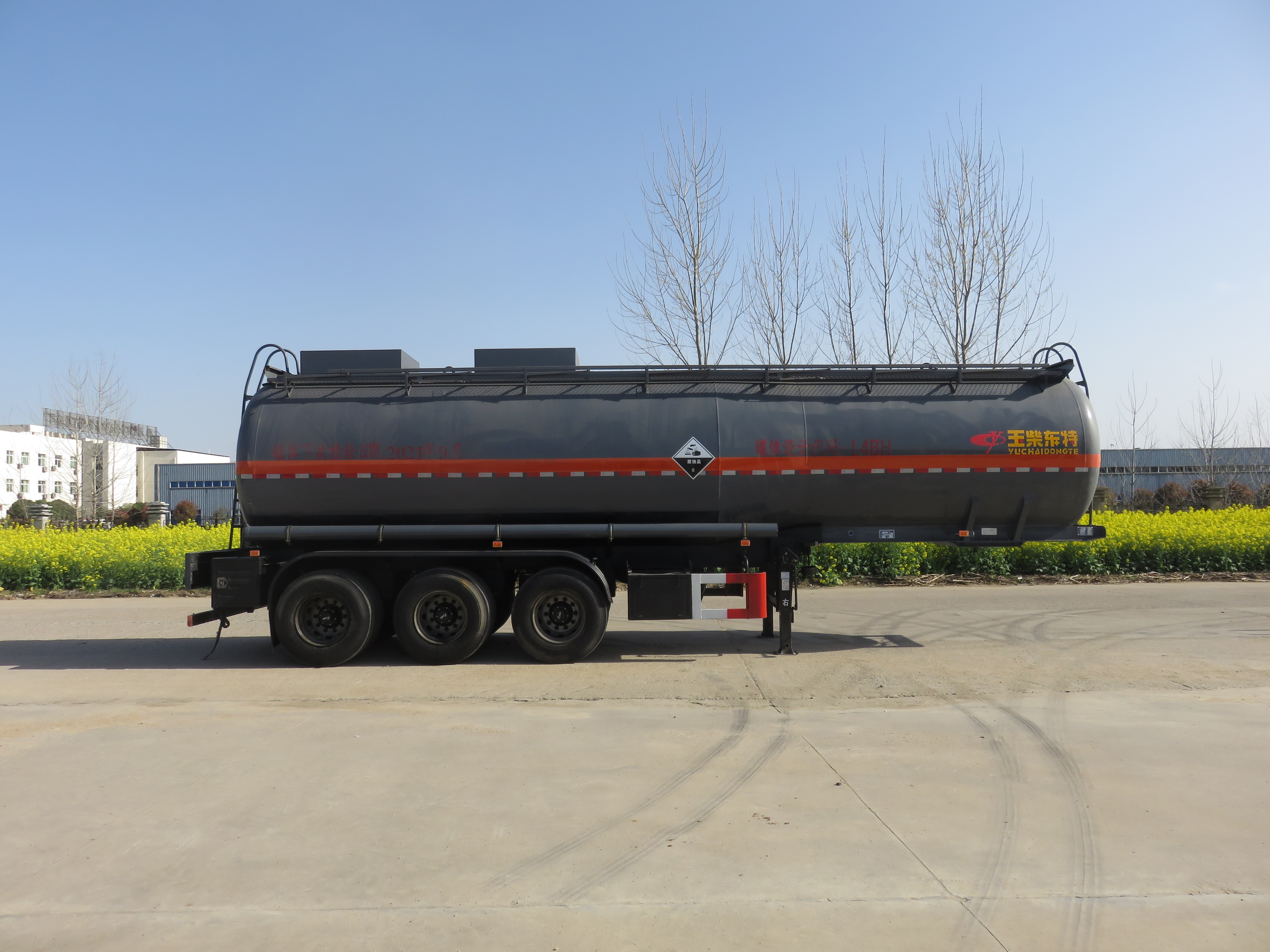 特運牌DTA9406GFW型腐蝕性物品罐式運輸半掛車(chē)