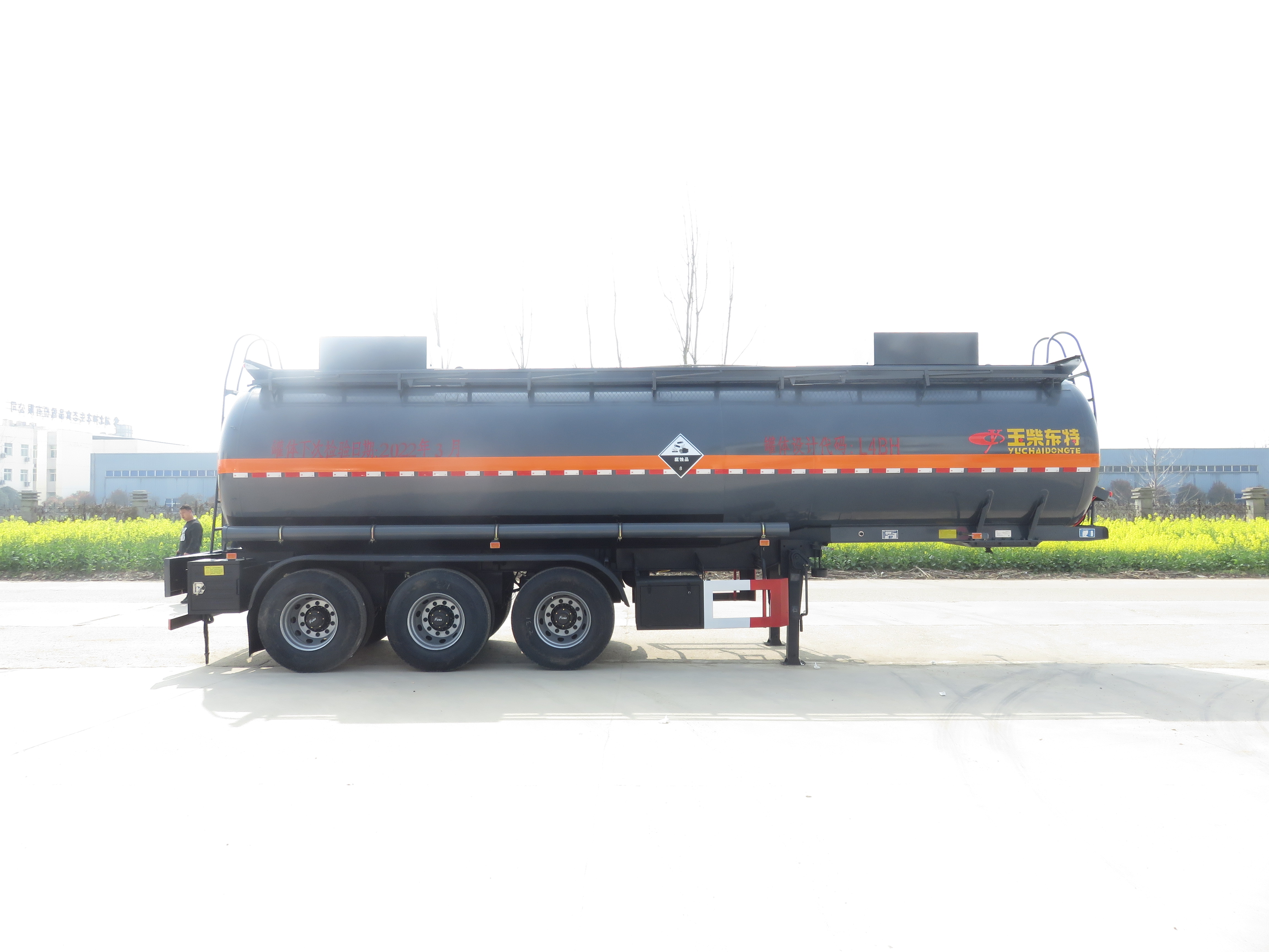 特運牌DTA9403GFW型腐蝕性物品罐式運輸半掛車(chē)